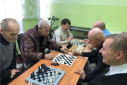 «Серебряные» волонтеры Комсомольского центра соцобслуживания с получателями социальных услуг сыграли в шашки и шахматы