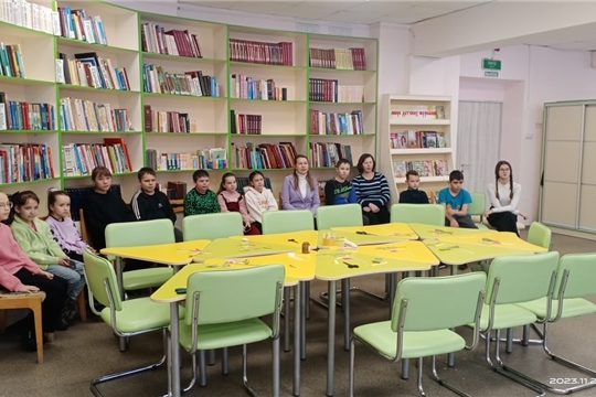Ко Дню матери в детской библиотеке для детей провели мастер-класс «Букет для мамы»