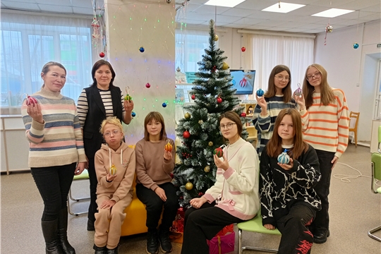 Детей Комсомольского округа научили мастерить новогодние игрушки
