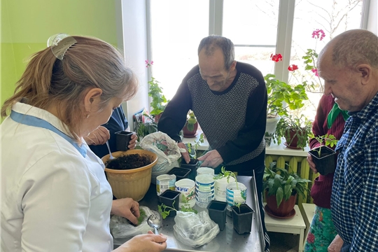 Получатели социальных услуг проявляют заботу о растениях
