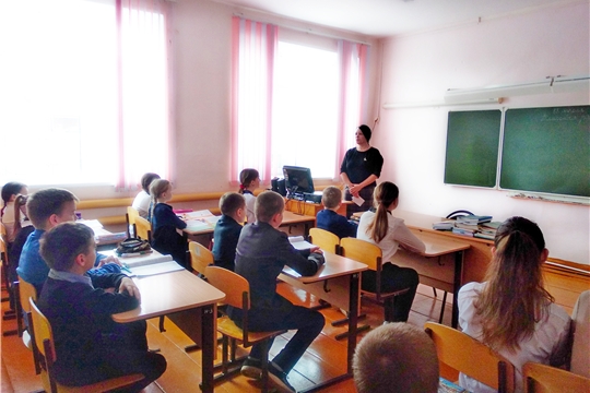 Детям напомнили про детский телефон доверия