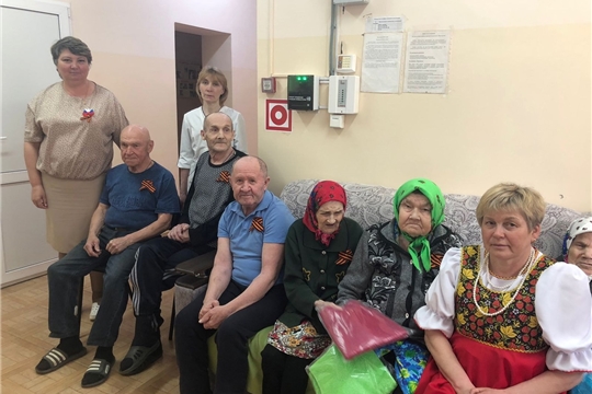 Получателей социальных услуг поздравили с юбилейными датами
