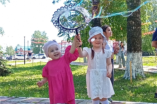 С Днём защиты детей поздравили детей и родителей активисты Комсомольского центра социального обслуживания населения Минтруда Чувашии