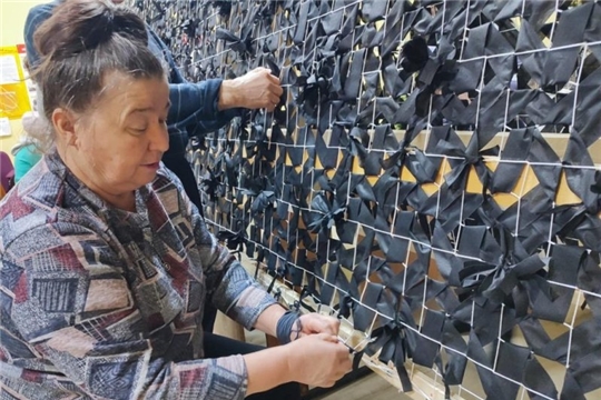 Инициатива по плетению маскировочных сетей объединила представителей разных поколений