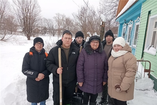 Молодые волонтёры оказали помощь семье военнослужащего в очистке придомовой территории от снега