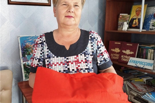 Шумерлинские пенсионеры кроят опознавательные повязки для участников СВО