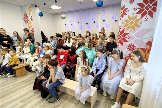 В Шумерлинском КЦСОН прошли новогодние представления для детей-инвалидов, детей из многодетных и малообеспеченных семей