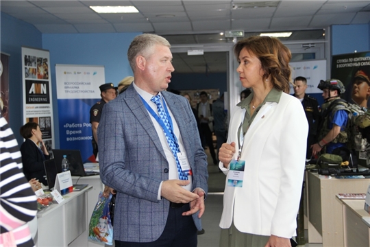 И с предприятием познакомиться, и работу найти