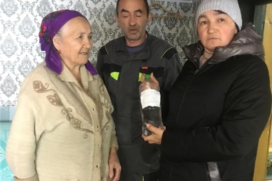 Социальные работники доставляют крещенскую воду получателям социальных услуг