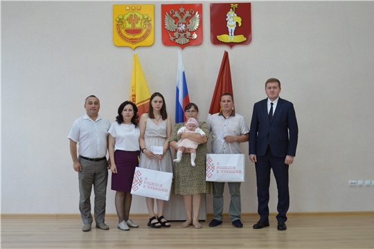  В Янтиковском муниципальном округе выданы  подарочные комплекты семьям с новорожденными детьми.